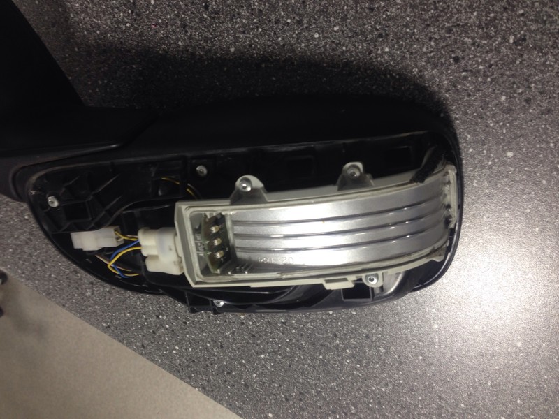 Накладка и повторитель на правое зеркало Toyota Auris  2012 1.6 Бензин 