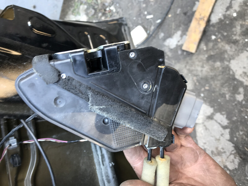 Дверной замок на правую переднюю дверь Nissan Altima  2016 2.5 Бензин Николаев