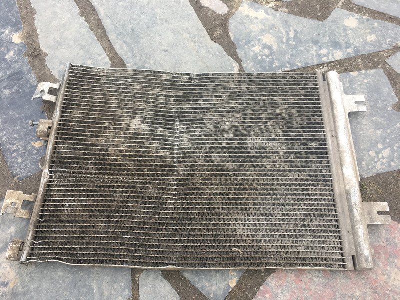 Радиатор охлаждения Renault Logan универсал 2012 г.  1.6 л бензин Ровно