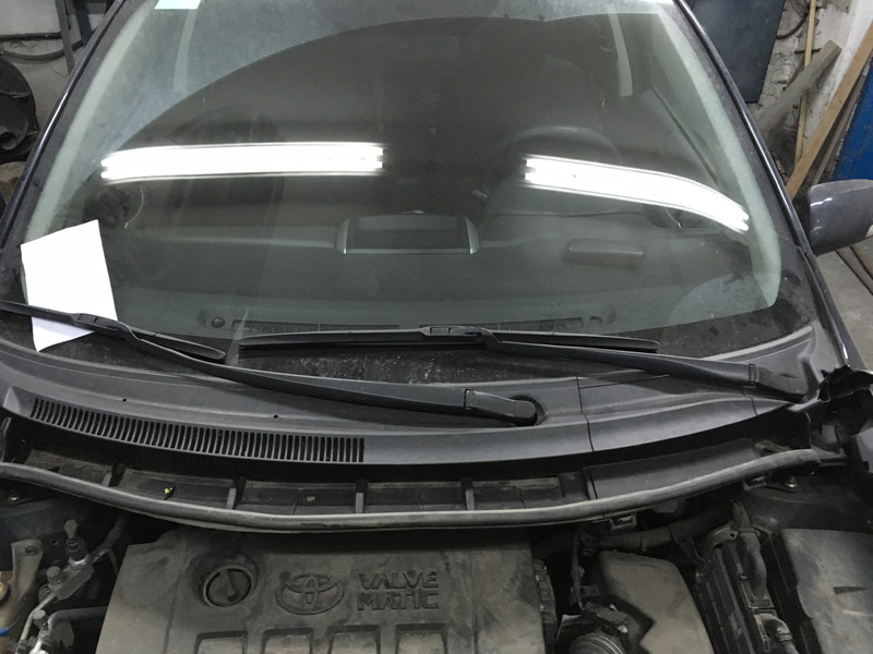 Накладка дворников левая часть Toyota Auris  2012 хэтчбек 1.6 Бензин Новомосковск