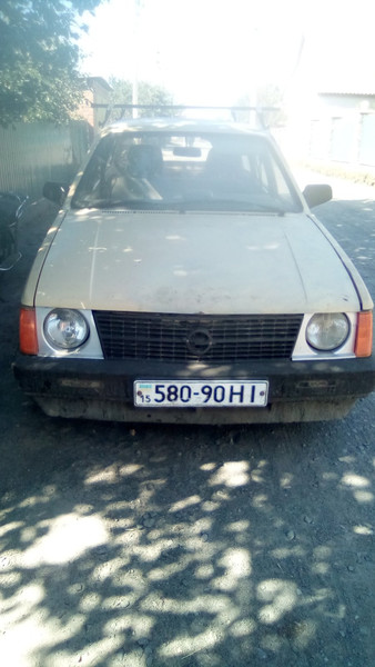 Скло ляди Opel Kadett D 1980 універсал 2.0 Бензин 