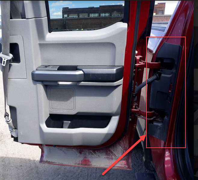 Накладка на петли задней левой двери Ford F-150 Super Cab 2016 5.0 Бензин Харьков