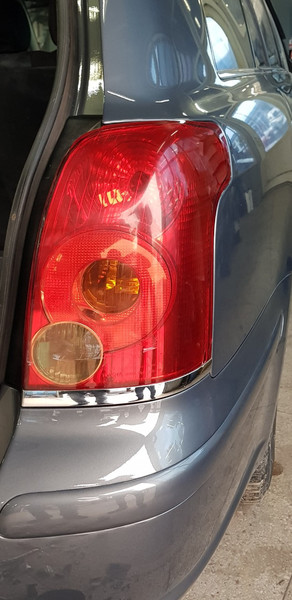 Фонарь задний правый универсал Toyota Avensis универсал 2004 г.  2.0 л бензин Ровно