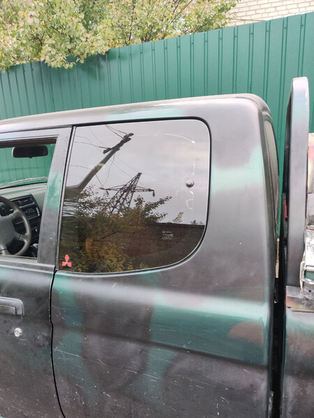 Кузовное стекло правое (жабра) Mitsubishi L 200  2003 2.5 Дизель Хмельницкий