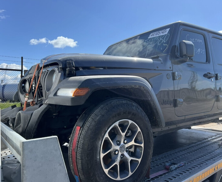 Капот Jeep Wrangler 2024 г.  3.6 л бензин Ровно