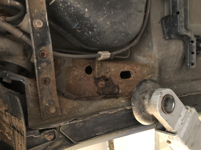 Распорка под бензобаком Toyota Auris  2010 хетчбек 1.6 Бензин 