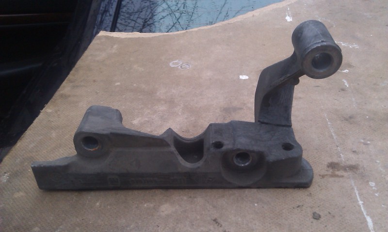 Кронштейн подушки двигуна права передня Opel Vectra C  2004 2.2 Дизель Гадяч