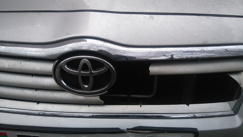 Решотка бампера Toyota Avensis  2004 универсал 2.0 Дизель Одесса