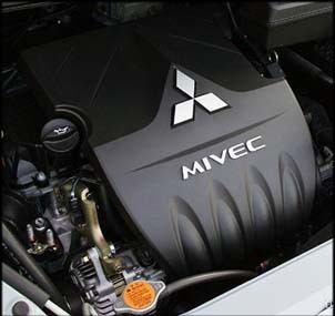Декоративная крышка двигателя Mitsubishi Colt хэтчбек 2008 г.  1.3 л бензин Ровно