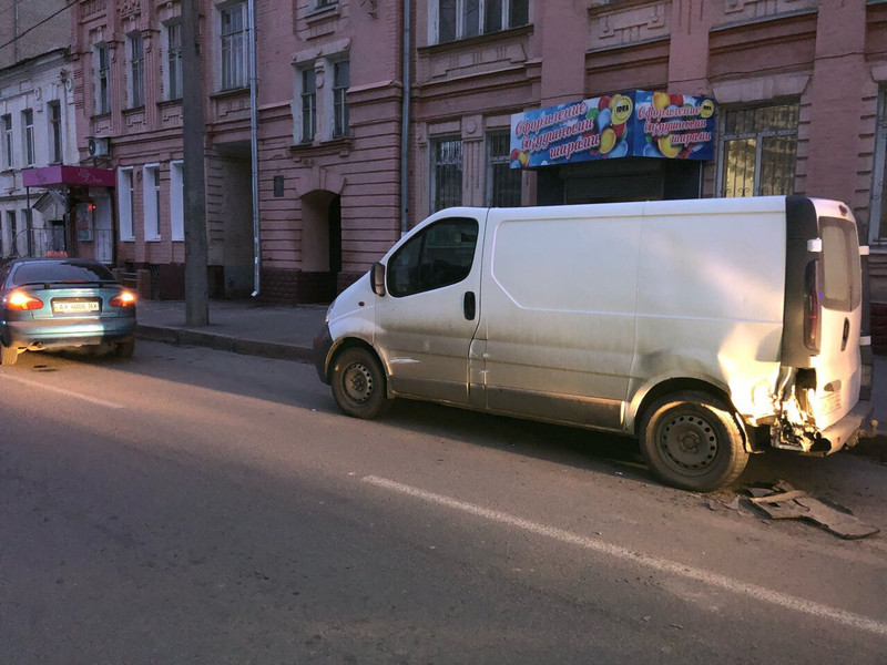 Левый клык заднего бампера в сборе с фонарём Renault Trafic 2 2006 г.  1.9 л дизель Харьков
