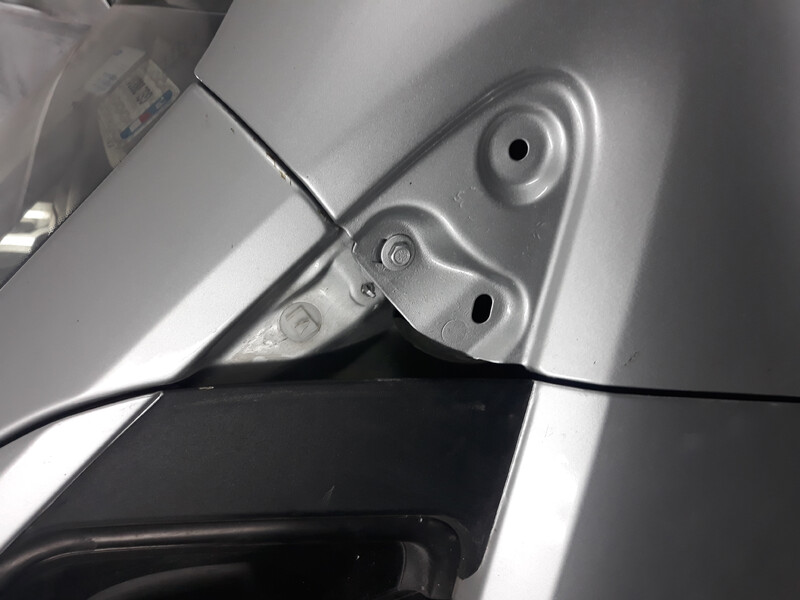 Заглушку на двери Peugeot Partner  2011 універсал 1.6 Дизель 