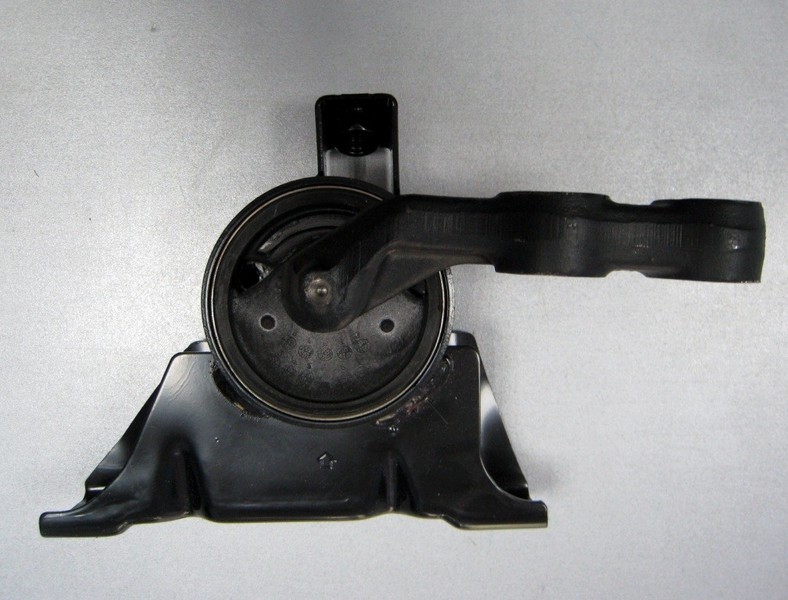 Подушка двигателя B25D-39-06YC   Mazda 323