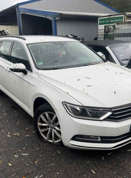 Передні білі крила Volkswagen Passat B8  2016 2.0 Бензин Луцк