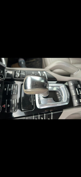 Продольний сірий пластік (іде по центру) коробки передач Porsche Cayenne  2010 3.0 Дизель Хмельницкий