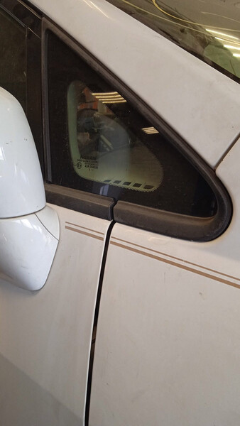 Форточка боковая левая передняя Nissan Tiida C11  2010 хэтчбек 1.8 Бензин Киев