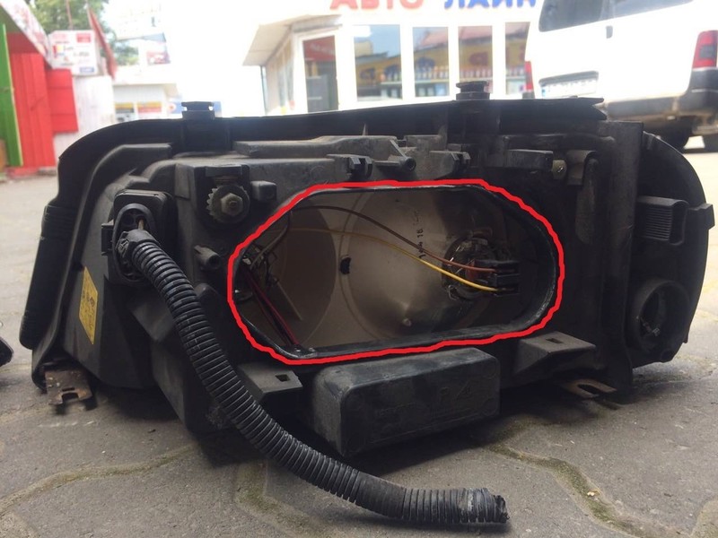 Заглушка фари права Volkswagen Sharan 2 рейстайл 2004 2.0 Бензин Львов