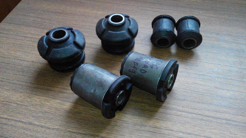 Сайлентблоки передніх важелів Opel Rekord E  1981 купе 1.9 Бензин 