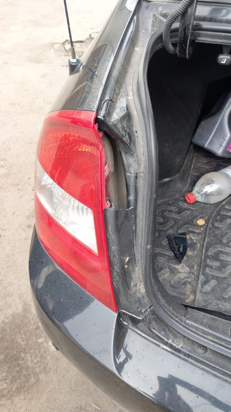 Накладка багажника пластиковая к левому заднему фонарю Kia Cerato 2006 г.  2.0 л бензин Черкассы