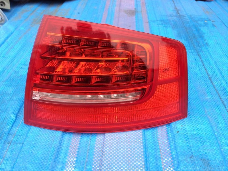 Фонарь задний правый в крыло Audi A8  2009 1.0 Бензин Киев