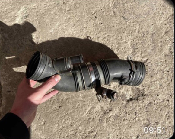 Патрубок подачі повітря Volkswagen Golf 4  2002 хэтчбек 2.0 Бензин 