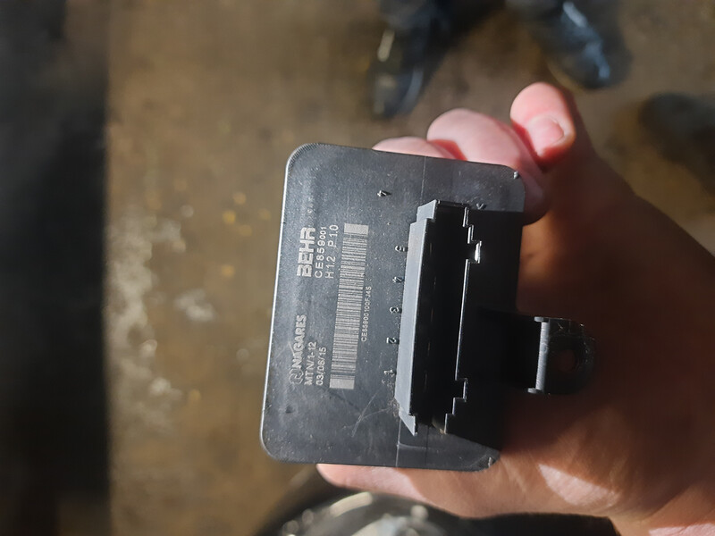 Резистор пічки Peugeot 308  2015 універсал 1.6 Дизель 