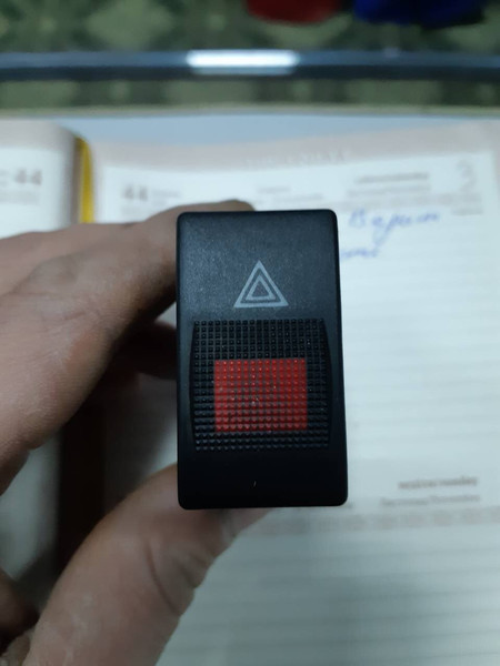Кнопка аварийной сигнализации Audi A4 B5  1998 1.9 Дизель Киев