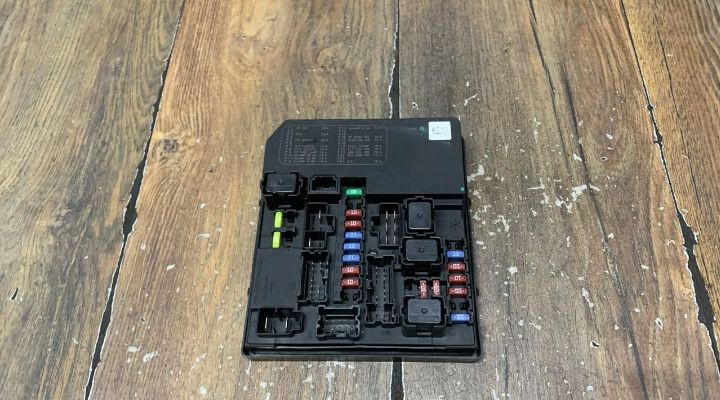 Блок запобіжників 284B7EM13A   Nissan Tiida