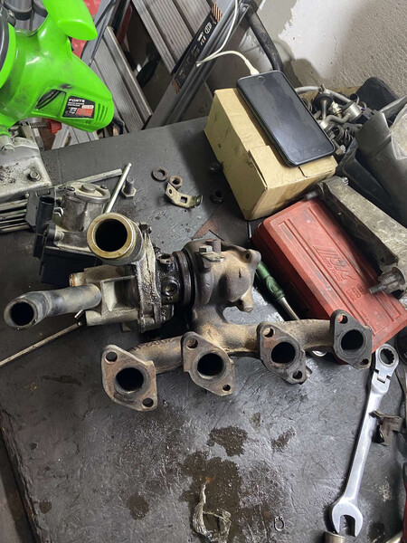 Колектор з турбіною Volkswagen Caddy 3  2011 1.2 Бензин 