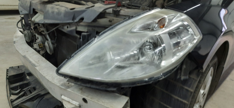 Усилитель бампера передний с пятаками Nissan Tiida C11  2008 хетчбек 1.6 Бензин 