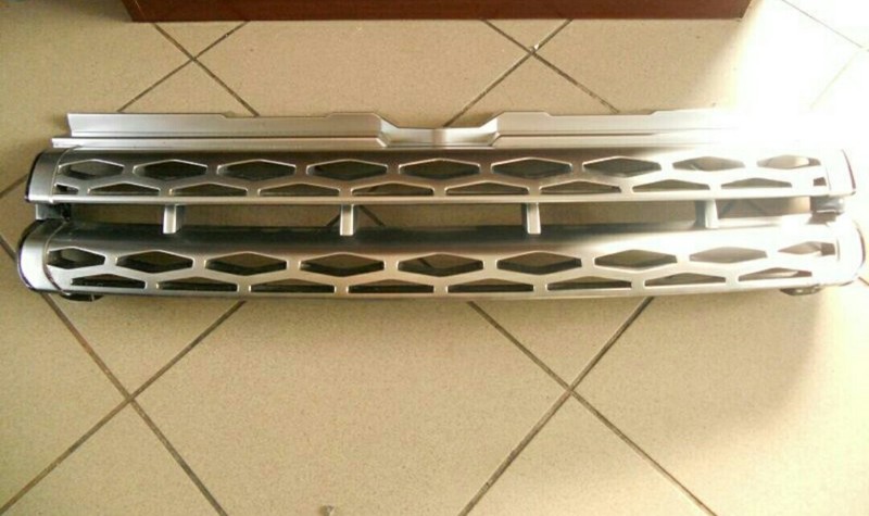 Радиаторная решетка Land Rover Range Rover Evoque 2012 г.  2.0 л дизель Киев