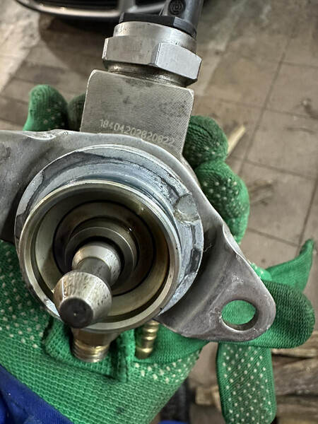 Насос высокого давления Volkswagen Touran  2011 универсал 1.4 Бензин Полтава