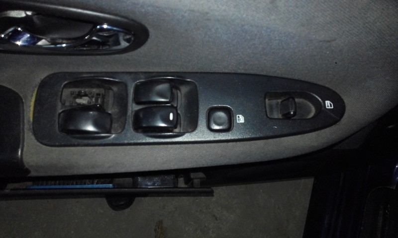 Кнопки двери правой Mitsubishi Carisma  2001 1.8 Бензин Одесса