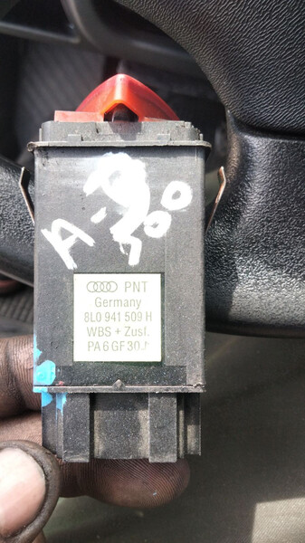 Кнопка аварійки Audi A3 хэтчбек 2000 г.  1.6 л бензин Ровно