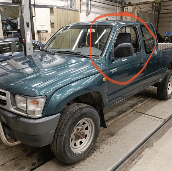 Стекло двери левое Toyota Hilux пикап 2000 2.4 Дизель Харьков