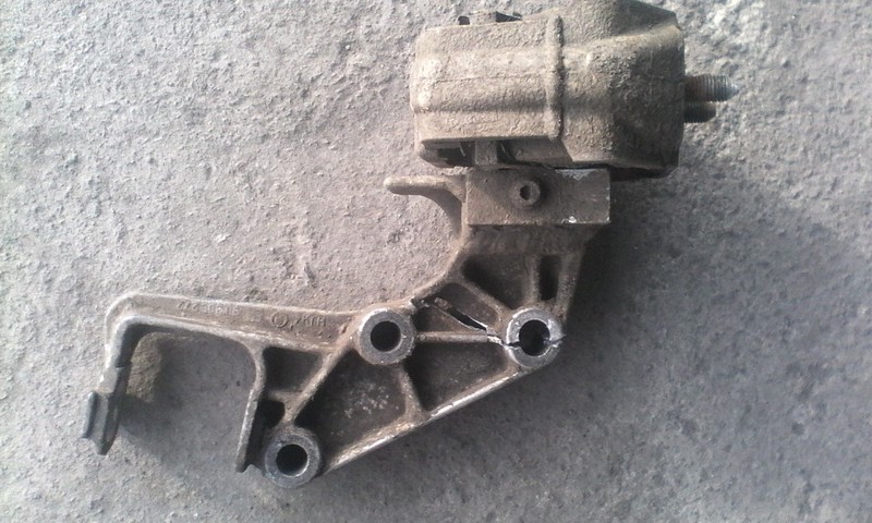 Кронштейн КПП 90305272   Opel Vectra