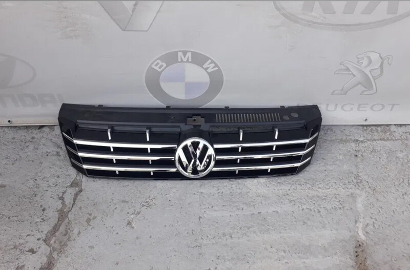 Решетка радиатора 561853651BOQE   Volkswagen Passat