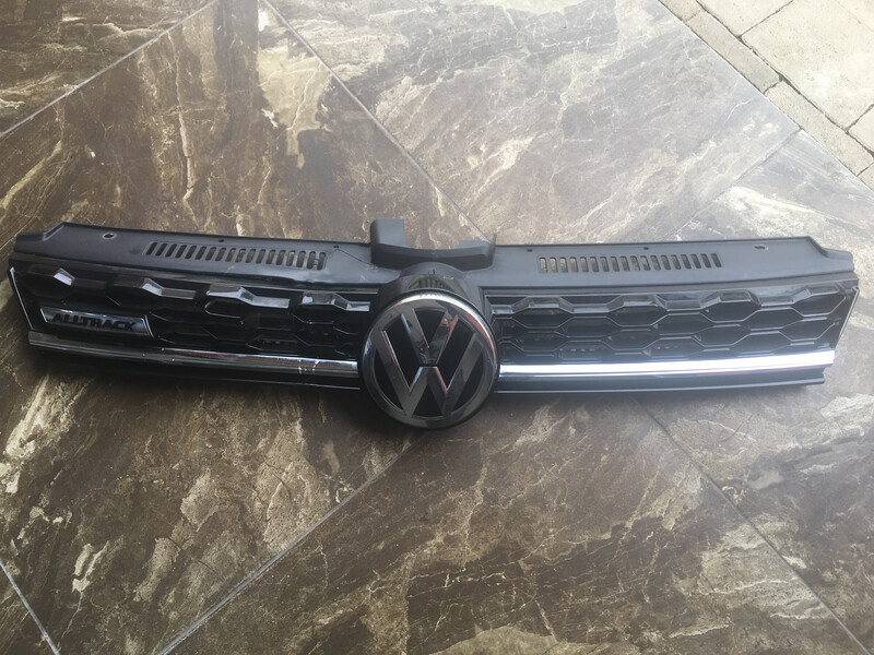 Передняя решетка Volkswagen Golf 7 2017 г.  2.4 л бензин Ровно