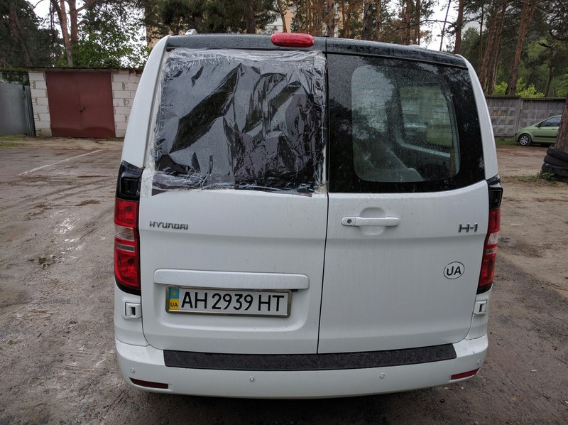 Скло задніх дверей ліве Hyundai H1  2010 2.7 Дизель 