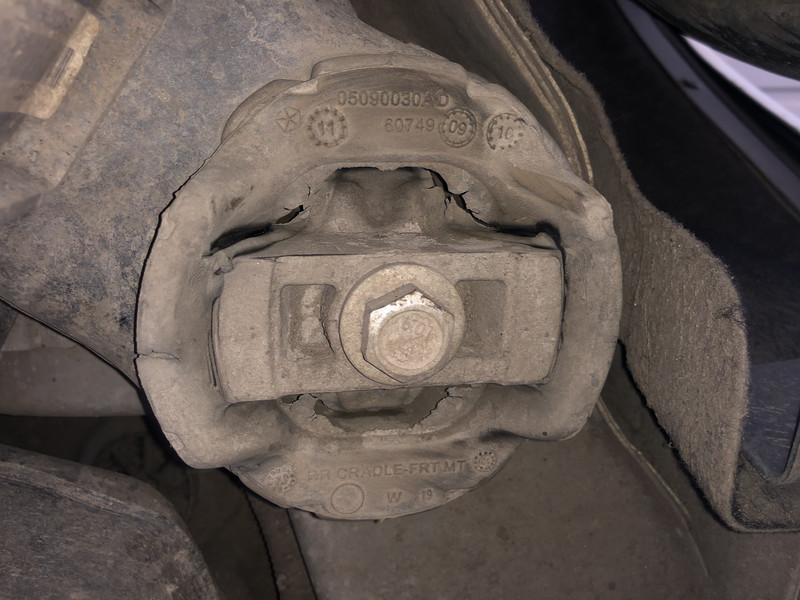 Передний сайлентблок заднего подрамника Jeep Grand Cherokee  2014 3.6 Бензин Святогірськ