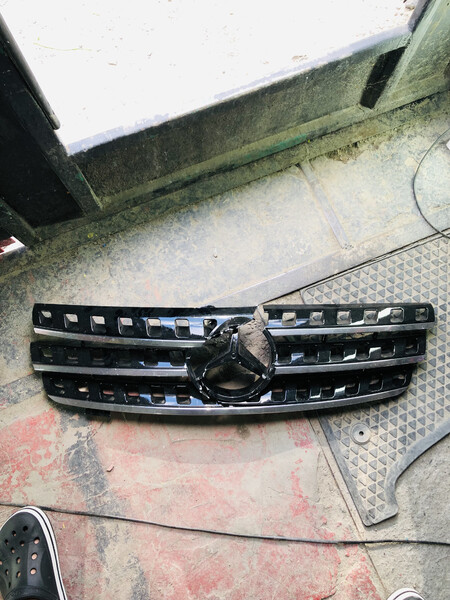 Решетка бампера Mercedes-Benz M-Class W164  2007 универсал 3.5 Бензин Белая Церковь