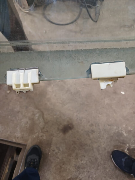 Тримач стекла Nissan Navara  2000 2.5 Дизель Шостка