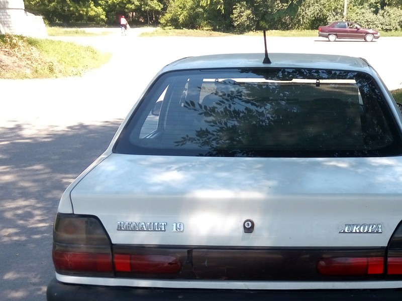 Задний фонарь левый и полоса (пласмаса) Renault 19  1995 1.4 Бензин Новомосковск