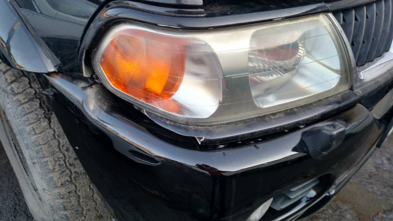 Накладка на фару правая сторона Mitsubishi Pajero  2006 3.0 Бензин Ивано-Франковск