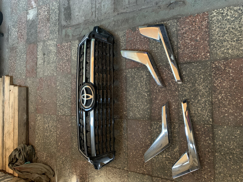 Хромированные накладки Toyota Land Cruiser 200  2018 4.5 Дизель Бровары