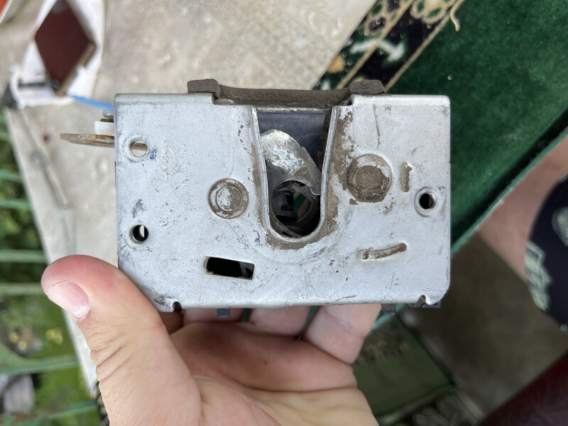 Замок двери Volkswagen Pointer хэтчбек 2005 г.  1.8 л бензин Сквира