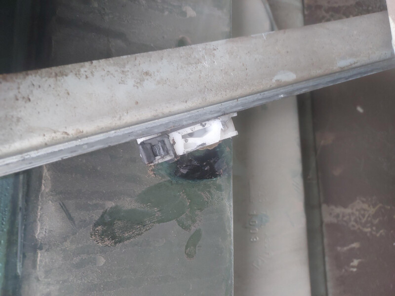 Держателі пластикові лівого скла передньої дверки Renault Megane 2  2003 універсал 1.6 Бензин 