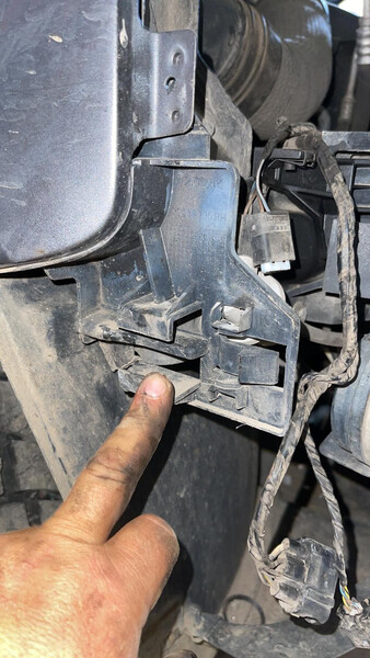 Направляющая бампера левая Land Rover Range Rover 2003 г.  3.0 л дизель Ивано-Франковск