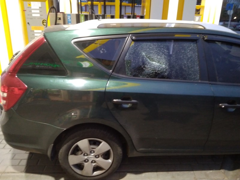 Стекло боковое Kia Cee`d  2008 универсал 1.6 Бензин Киев