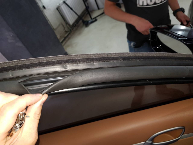 Уплотнительные босоны (резинки) водительской двери Porsche Cayenne  2004 3.0 Бензин Киев