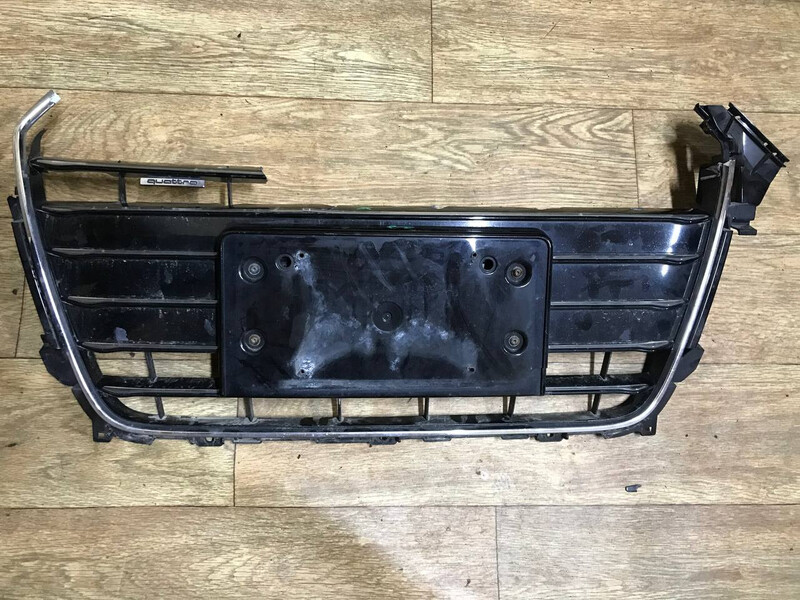 Решітка радіатора передня (рестайлінг) Audi A4 B8 2014 г.  2.0 л бензин Луцк